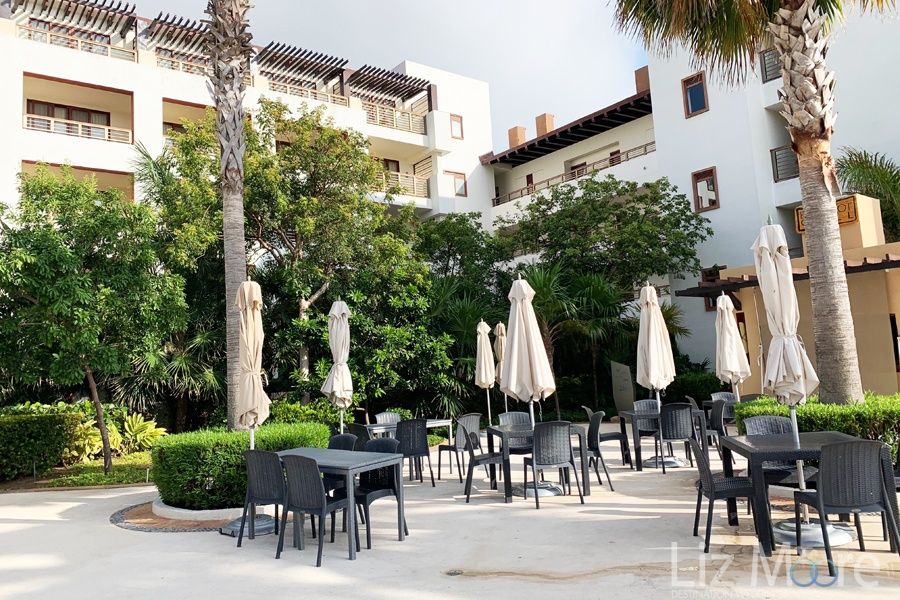 Secrets-Playa-Mujeres-Golf-And-Spa-barefoot-grill-in-pool-area.jpg